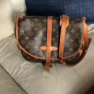 Early Weekend SALE!! 👏Vntg Louis Vuitton Saumur 30